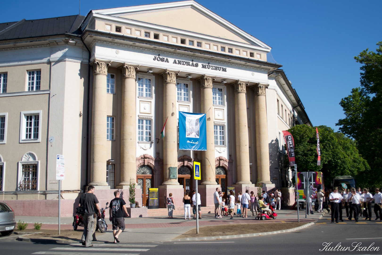http://kulturszalon.hu/sites/default/files/field/image/DSC_8471.jpg