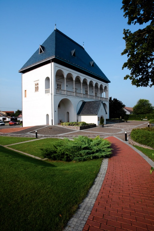 http://kulturszalon.hu/sites/default/files/field/image/HE_varkastely_01.jpg
