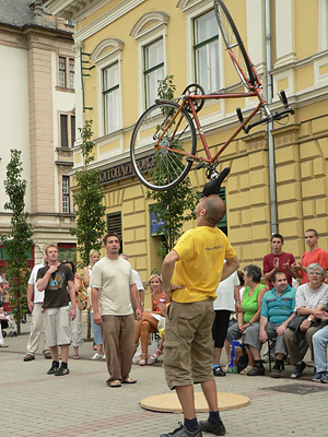 http://www.kulturszalon.hu/sites/default/files/field/image/zsonglor6_0.jpg